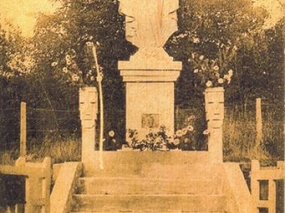 statue